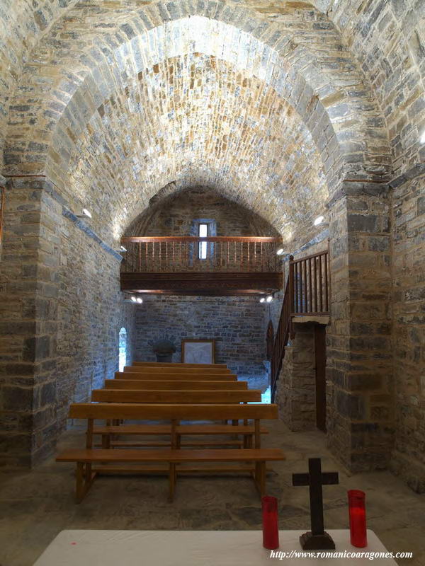 INTERIOR HACIA LOS  PIES DEL TEMPLO